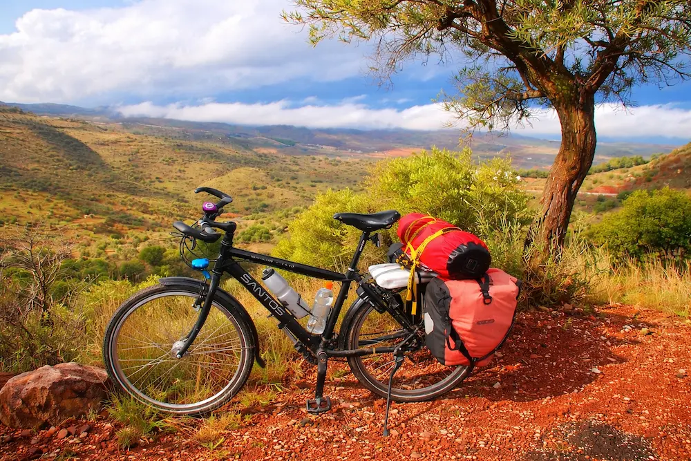 Ілюстрація веломаршруту на фоні гір